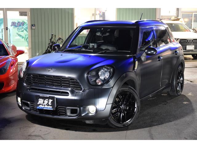 MINI クーパーSD クロスオーバー ブラックナイト 140台限定車 艶消しブラック 黒本革 右ハンドル 新品アンドロイドナビ キーレス アンビエントライト 純正17AW ETC バックカメラ(5枚目)