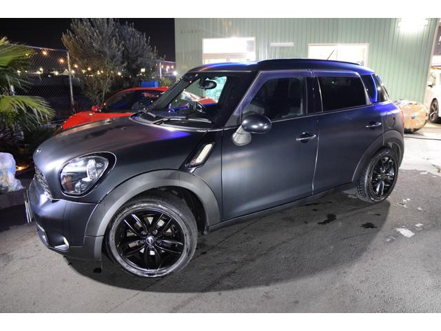 MINI クーパーSD クロスオーバー ブラックナイト 140台限定車 艶消しブラック 黒本革 右ハンドル 新品アンドロイドナビ キーレス アンビエントライト 純正17AW ETC バックカメラ(6枚目)