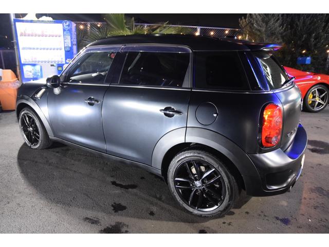 MINI クーパーSD クロスオーバー ブラックナイト 140台限定車 艶消しブラック 黒本革 右ハンドル 新品アンドロイドナビ キーレス アンビエントライト 純正17AW ETC バックカメラ(8枚目)