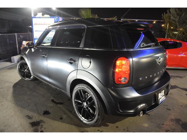 MINI クーパーSD クロスオーバー ブラックナイト 140台限定車 艶消しブラック 黒本革 右ハンドル 新品アンドロイドナビ キーレス アンビエントライト 純正17AW ETC バックカメラ(10枚目)