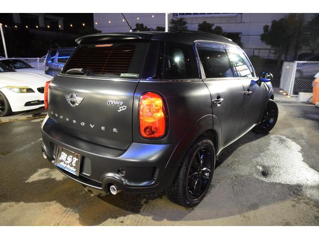 MINI クーパーSD クロスオーバー ブラックナイト 140台限定車 艶消しブラック 黒本革 右ハンドル 新品アンドロイドナビ キーレス アンビエントライト 純正17AW ETC バックカメラ(11枚目)