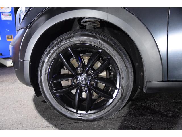 MINI クーパーSD クロスオーバー ブラックナイト 140台限定車 艶消しブラック 黒本革 右ハンドル 新品アンドロイドナビ キーレス アンビエントライト 純正17AW ETC バックカメラ(16枚目)