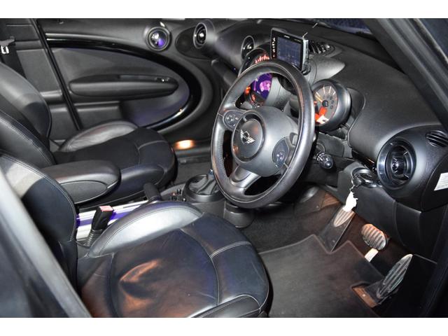 MINI クーパーSD クロスオーバー ブラックナイト 140台限定車 艶消しブラック 黒本革 右ハンドル 新品アンドロイドナビ キーレス アンビエントライト 純正17AW ETC バックカメラ(23枚目)