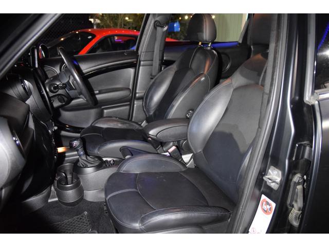 MINI クーパーSD クロスオーバー ブラックナイト 140台限定車 艶消しブラック 黒本革 右ハンドル 新品アンドロイドナビ キーレス アンビエントライト 純正17AW ETC バックカメラ(26枚目)
