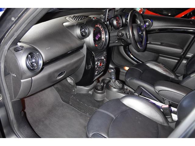 MINI クーパーSD クロスオーバー ブラックナイト 140台限定車 艶消しブラック 黒本革 右ハンドル 新品アンドロイドナビ キーレス アンビエントライト 純正17AW ETC バックカメラ(27枚目)