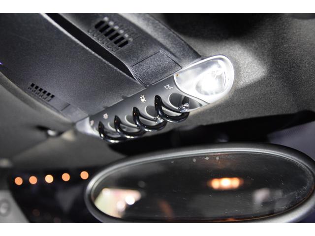 MINI クーパーSD クロスオーバー ブラックナイト 140台限定車 艶消しブラック 黒本革 右ハンドル 新品アンドロイドナビ キーレス アンビエントライト 純正17AW ETC バックカメラ(30枚目)