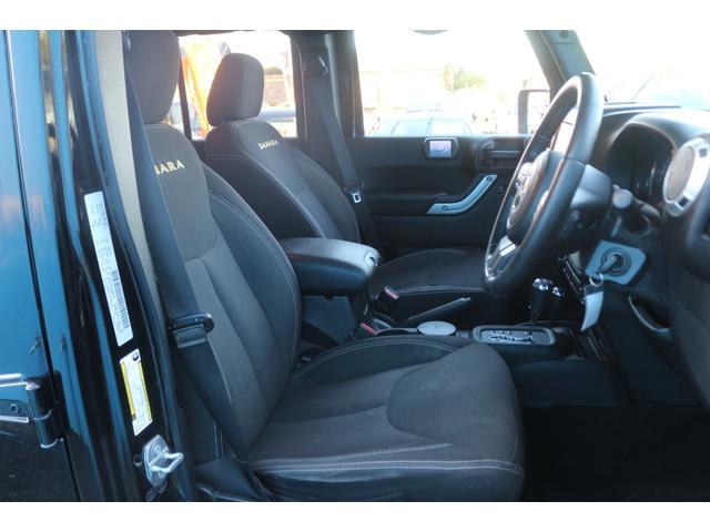 ジープ・ラングラーアンリミテッド サハラ　ワンオーナー／正規輸入車／リフトアップ／ＴＥＲＡＦＲＥＸフロントバンパー／ＸＴＲＥＭＥ－Ｊ１７インチアルミホイール／カロッツェリアナビ／フルセグＴＶ／クルーズコントロール／サイドステップ／ＥＴＣ／（7枚目）
