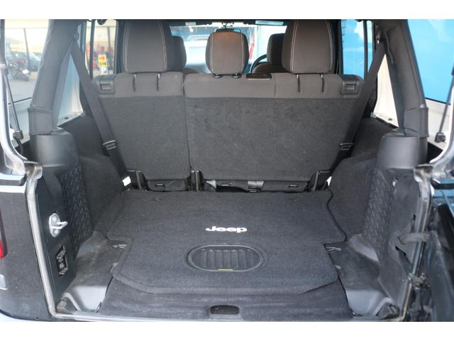 ジープ・ラングラーアンリミテッド サハラ　ワンオーナー／正規輸入車／リフトアップ／ＴＥＲＡＦＲＥＸフロントバンパー／ＸＴＲＥＭＥ－Ｊ１７インチアルミホイール／カロッツェリアナビ／フルセグＴＶ／クルーズコントロール／サイドステップ／ＥＴＣ／（19枚目）