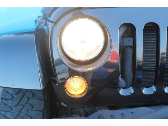 ジープ・ラングラーアンリミテッド サハラ　ワンオーナー／正規輸入車／リフトアップ／ＴＥＲＡＦＲＥＸフロントバンパー／ＸＴＲＥＭＥ－Ｊ１７インチアルミホイール／カロッツェリアナビ／フルセグＴＶ／クルーズコントロール／サイドステップ／ＥＴＣ／（23枚目）