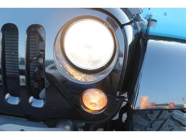 ジープ・ラングラーアンリミテッド サハラ　ワンオーナー／正規輸入車／リフトアップ／ＴＥＲＡＦＲＥＸフロントバンパー／ＸＴＲＥＭＥ－Ｊ１７インチアルミホイール／カロッツェリアナビ／フルセグＴＶ／クルーズコントロール／サイドステップ／ＥＴＣ／（24枚目）