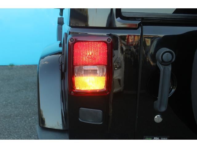 ジープ・ラングラーアンリミテッド サハラ　ワンオーナー／正規輸入車／リフトアップ／ＴＥＲＡＦＲＥＸフロントバンパー／ＸＴＲＥＭＥ－Ｊ１７インチアルミホイール／カロッツェリアナビ／フルセグＴＶ／クルーズコントロール／サイドステップ／ＥＴＣ／（32枚目）