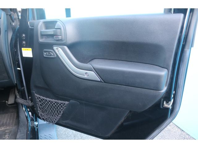 ジープ・ラングラーアンリミテッド サハラ　ワンオーナー／正規輸入車／リフトアップ／ＴＥＲＡＦＲＥＸフロントバンパー／ＸＴＲＥＭＥ－Ｊ１７インチアルミホイール／カロッツェリアナビ／フルセグＴＶ／クルーズコントロール／サイドステップ／ＥＴＣ／（39枚目）