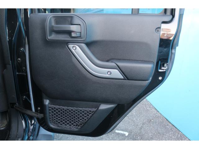 ジープ・ラングラーアンリミテッド サハラ　ワンオーナー／正規輸入車／リフトアップ／ＴＥＲＡＦＲＥＸフロントバンパー／ＸＴＲＥＭＥ－Ｊ１７インチアルミホイール／カロッツェリアナビ／フルセグＴＶ／クルーズコントロール／サイドステップ／ＥＴＣ／（41枚目）