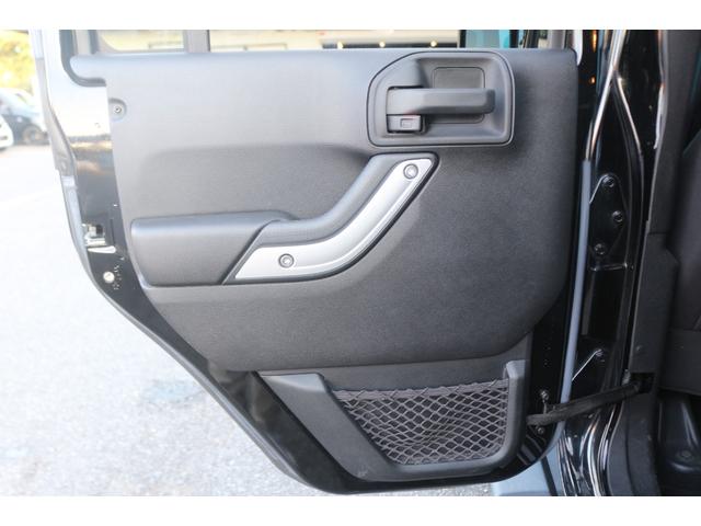 ジープ・ラングラーアンリミテッド サハラ　ワンオーナー／正規輸入車／リフトアップ／ＴＥＲＡＦＲＥＸフロントバンパー／ＸＴＲＥＭＥ－Ｊ１７インチアルミホイール／カロッツェリアナビ／フルセグＴＶ／クルーズコントロール／サイドステップ／ＥＴＣ／（43枚目）