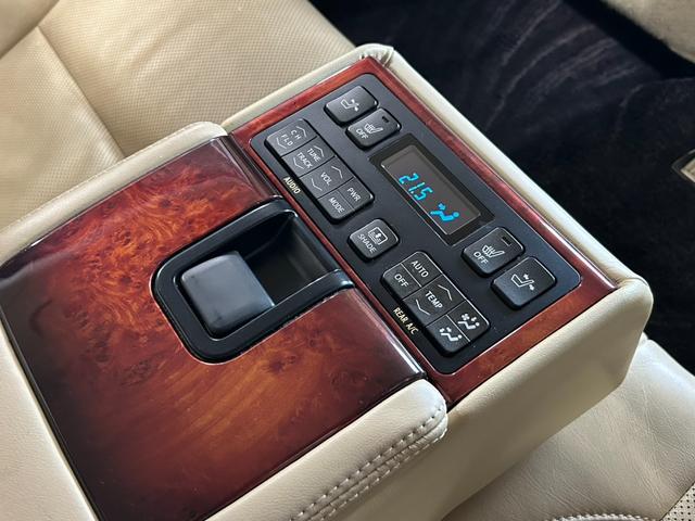 クラウンマジェスタ Fバージョン BSM/衝突軽減システム/クリアランスソナー/アダプティブクルーズコントロール/HDDナビ/バックカメラ/フルセグ視聴/禁煙/革シート/LEDヘッドライト/オートマチックハイビーム(13枚目)