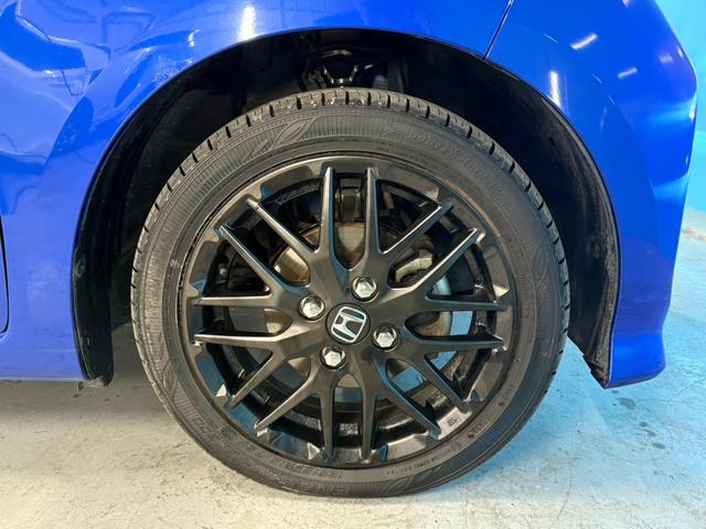 純正１５インチのブラックホイールが装着されております。