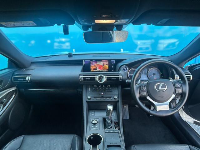 中古車販売ＴＳＣ千葉北インター店です！レクサス【ＲＣ３００ｈ　バージョンＬ　後期型　３眼ＬＥＤヘッドライト　セミアニリン革シート　ドラレコ　禁煙　ＢＳＭ　クリアランスソナー】