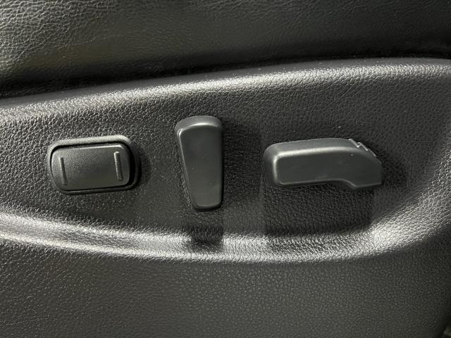 自由自在に調整可能なパワーシートとなっております。