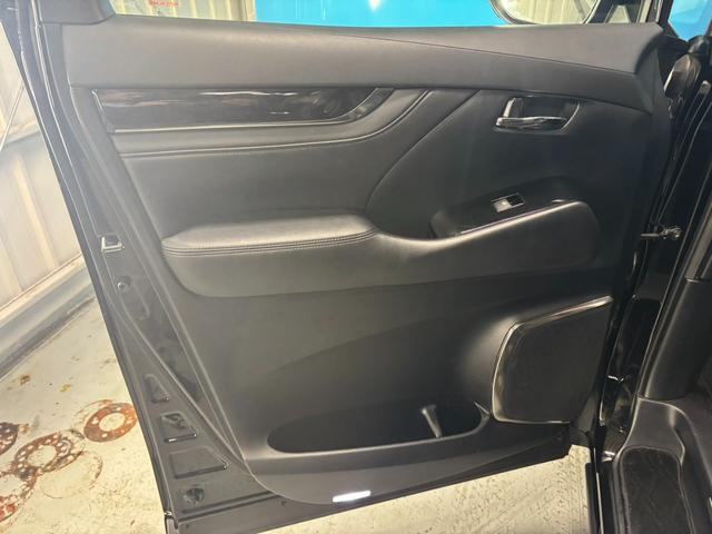 アルファードハイブリッド ＳＲ　Ｃパッケージ　禁煙／モデリスタフルエアロ／ツインムーンルーフ／デジタルインナーミラー／３眼ＬＥＤヘッドライト／１２インチ後席モニター／１０インチナビゲーション／黒革シート／純正１７ＡＷ／ＡＣＣ／衝突軽減ブレーキ（45枚目）