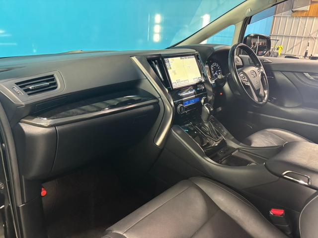 アルファードハイブリッド ＳＲ　Ｃパッケージ　禁煙／モデリスタフルエアロ／ツインムーンルーフ／デジタルインナーミラー／３眼ＬＥＤヘッドライト／１２インチ後席モニター／１０インチナビゲーション／黒革シート／純正１７ＡＷ／ＡＣＣ／衝突軽減ブレーキ（48枚目）