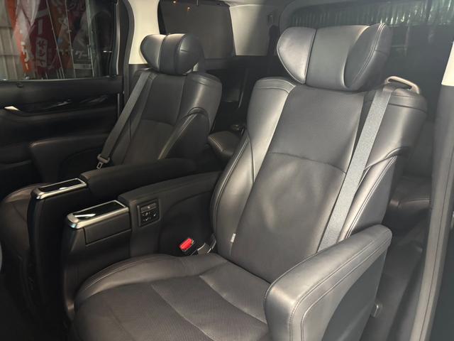 アルファードハイブリッド ＳＲ　Ｃパッケージ　禁煙／モデリスタフルエアロ／ツインムーンルーフ／デジタルインナーミラー／３眼ＬＥＤヘッドライト／１２インチ後席モニター／１０インチナビゲーション／黒革シート／純正１７ＡＷ／ＡＣＣ／衝突軽減ブレーキ（50枚目）