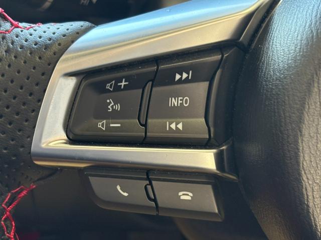 【ステアリングリモコン】ハンドルのスイッチにてナビゲーションの操作が可能です♪
