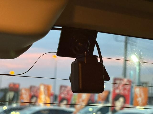 セレナ ｅ－パワー　ハイウェイスターＶ　後期／セーフティパックＢ／純正１０インチナビ／純正フリップダウンモニター／リアオートエアコン／コンビ防水シート／ツートンルーフ／プロパイロット／ＢＳＭ／禁煙／前後ドラレコ／クリソナ／ＥＴＣ（67枚目）