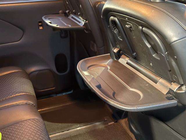 セレナ ｅ－パワー　ハイウェイスターＶ　後期／セーフティパックＢ／純正１０インチナビ／純正フリップダウンモニター／リアオートエアコン／コンビ防水シート／ツートンルーフ／プロパイロット／ＢＳＭ／禁煙／前後ドラレコ／クリソナ／ＥＴＣ（69枚目）