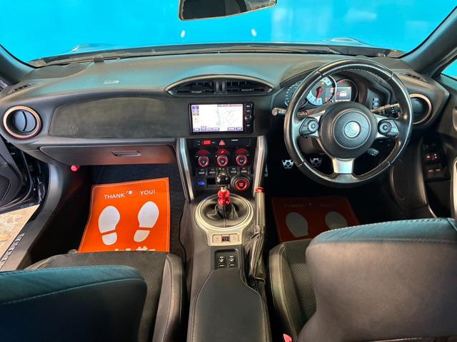 ８６ ＧＴリミテッド　後期型／禁煙車／ＴＲＤフルエアロ／リアウィング／ＴＲＤスポーツマフラー／ｂｒｅｍｂｏ製ブレーキセット／１０本スポークＡＷ／ＢＬＩＴＺエアクリーナー／ＥＴＣ２．０／純正ナビ／バックカメラ／シートヒーター（6枚目）