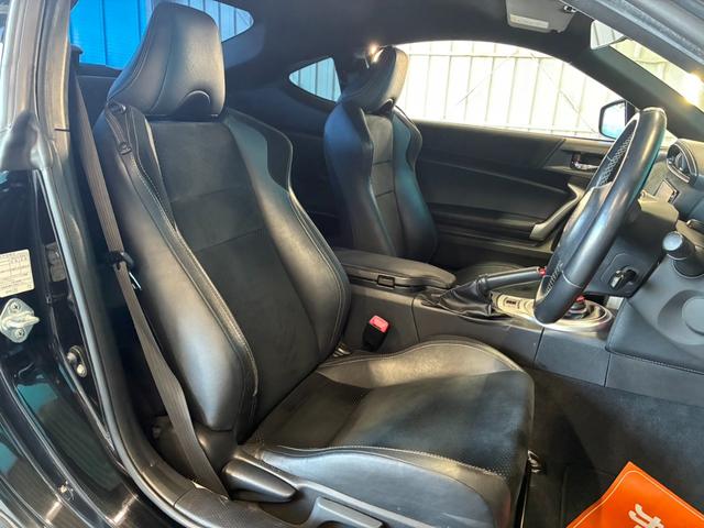 ８６ ＧＴリミテッド　後期型／禁煙車／ＴＲＤフルエアロ／リアウィング／ＴＲＤスポーツマフラー／ｂｒｅｍｂｏ製ブレーキセット／１０本スポークＡＷ／ＢＬＩＴＺエアクリーナー／ＥＴＣ２．０／純正ナビ／バックカメラ／シートヒーター（7枚目）