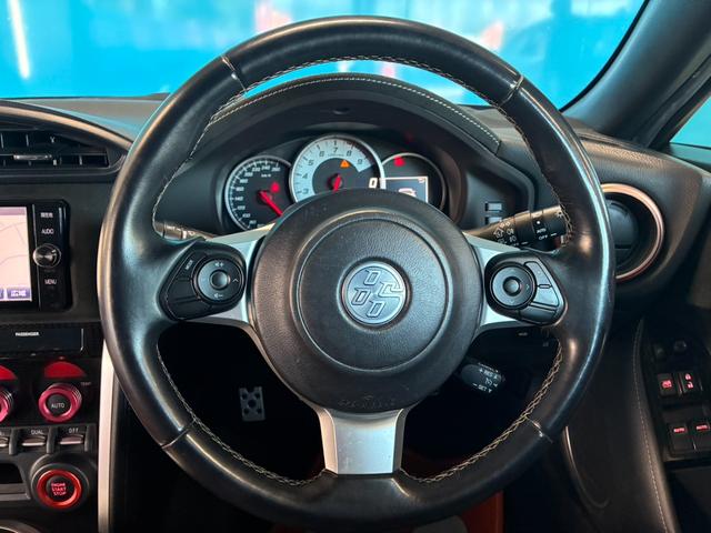 ８６ ＧＴリミテッド　後期型／禁煙車／ＴＲＤフルエアロ／リアウィング／ＴＲＤスポーツマフラー／ｂｒｅｍｂｏ製ブレーキセット／１０本スポークＡＷ／ＢＬＩＴＺエアクリーナー／ＥＴＣ２．０／純正ナビ／バックカメラ／シートヒーター（13枚目）