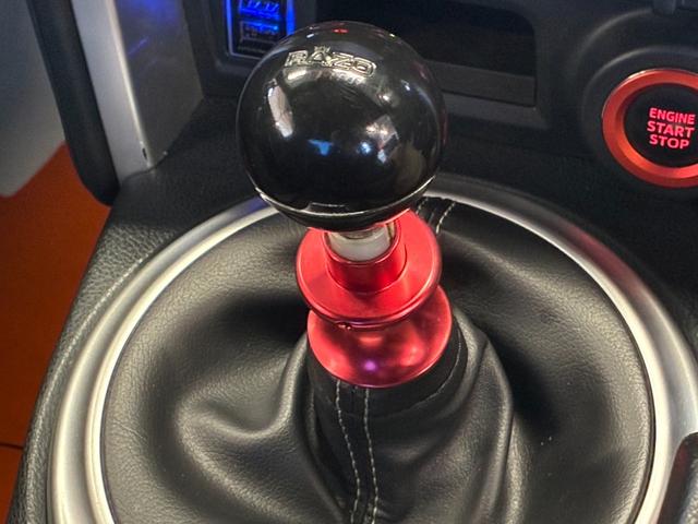 ８６ ＧＴリミテッド　後期型／禁煙車／ＴＲＤフルエアロ／リアウィング／ＴＲＤスポーツマフラー／ｂｒｅｍｂｏ製ブレーキセット／１０本スポークＡＷ／ＢＬＩＴＺエアクリーナー／ＥＴＣ２．０／純正ナビ／バックカメラ／シートヒーター（15枚目）