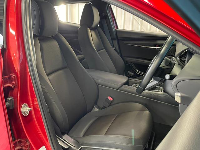 ＭＡＺＤＡ３ファストバック １５Ｓツーリング　ＯＰ：３６０度セーフティパッケージ／６速マニュアル／アクティブドライビングディスプレイ／８．８インチマツダコネクトナビ／フルセグＴＶ／レーダークルーズ／オートマチックハイビーム／プッシュスタート／（7枚目）