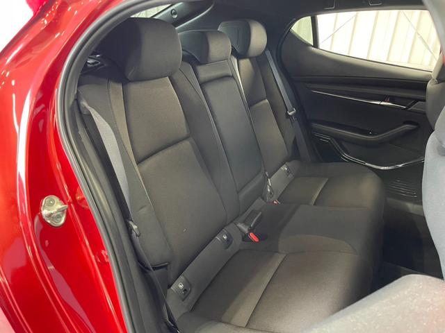 ＭＡＺＤＡ３ファストバック １５Ｓツーリング　ＯＰ：３６０度セーフティパッケージ／６速マニュアル／アクティブドライビングディスプレイ／８．８インチマツダコネクトナビ／フルセグＴＶ／レーダークルーズ／オートマチックハイビーム／プッシュスタート／（8枚目）
