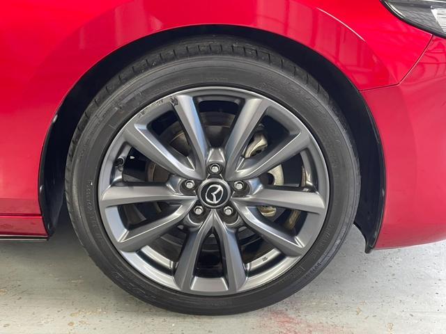 ＭＡＺＤＡ３ファストバック １５Ｓツーリング　ＯＰ：３６０度セーフティパッケージ／６速マニュアル／アクティブドライビングディスプレイ／８．８インチマツダコネクトナビ／フルセグＴＶ／レーダークルーズ／オートマチックハイビーム／プッシュスタート／（30枚目）