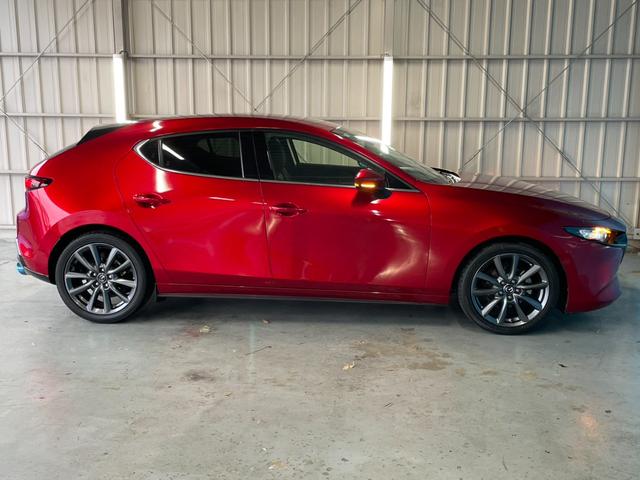 ＭＡＺＤＡ３ファストバック １５Ｓツーリング　ＯＰ：３６０度セーフティパッケージ／６速マニュアル／アクティブドライビングディスプレイ／８．８インチマツダコネクトナビ／フルセグＴＶ／レーダークルーズ／オートマチックハイビーム／プッシュスタート／（32枚目）