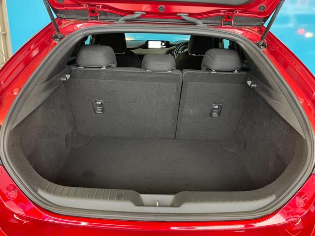 ＭＡＺＤＡ３ファストバック １５Ｓツーリング　ＯＰ：３６０度セーフティパッケージ／６速マニュアル／アクティブドライビングディスプレイ／８．８インチマツダコネクトナビ／フルセグＴＶ／レーダークルーズ／オートマチックハイビーム／プッシュスタート／（39枚目）