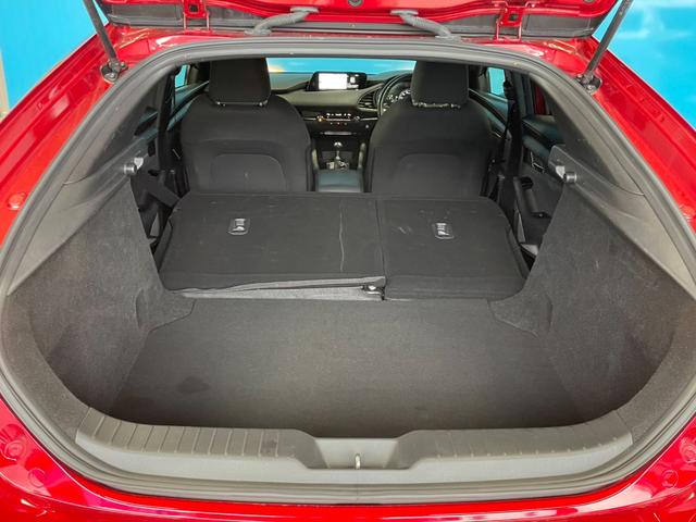 ＭＡＺＤＡ３ファストバック １５Ｓツーリング　ＯＰ：３６０度セーフティパッケージ／６速マニュアル／アクティブドライビングディスプレイ／８．８インチマツダコネクトナビ／フルセグＴＶ／レーダークルーズ／オートマチックハイビーム／プッシュスタート／（40枚目）