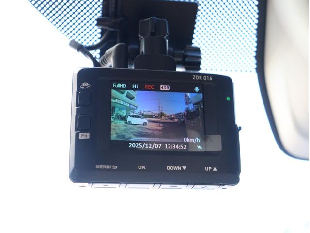 アルトラパン S 純正8インチナビ 全方位カメラ 前後ドラレコ HID スマートキー 衝突軽減ブレーキ ベンチシート 電動格納ミラー ホワイトルーフ ドアバイザー I-STOP ステアリモコン フルセグ DVD再生(12枚目)
