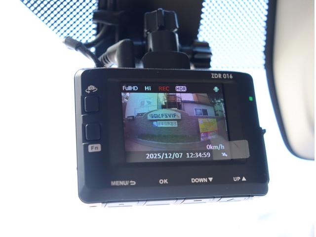 アルトラパン S 純正8インチナビ 全方位カメラ 前後ドラレコ HID スマートキー 衝突軽減ブレーキ ベンチシート 電動格納ミラー ホワイトルーフ ドアバイザー I-STOP ステアリモコン フルセグ DVD再生(13枚目)