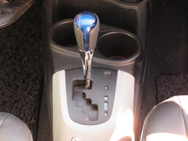 アクア Ｓ　１年保証　禁煙車　ＳＤナビ　フルセグＴＶ　バックカメラ　ＥＴＣ　ＣＤ／ＤＶＤ　純正アルミ　オートエアコン　キーレス　シートカバー　電動格納ミラー（5枚目）