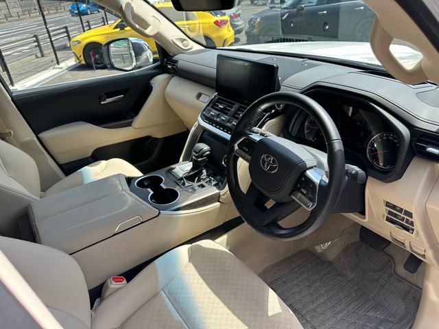 TOYOTA LAND CRUISER ZX | 2023 | PEARL WHITE | 5960 km TOYOTA LAND CRUISER ZX | 2023 | PEARL WHITE | 5960 km