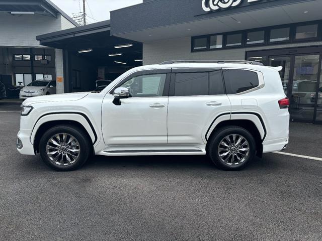TOYOTA LAND CRUISER ZX | 2023 | PEARL WHITE | 600 km TOYOTA LAND CRUISER ZX | 2023 | PEARL WHITE | 600 km