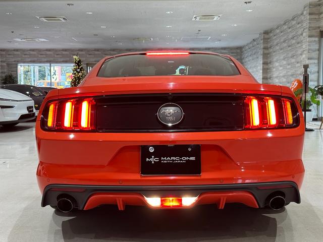 マスタング ５０イヤーズ　エディション　１年保証付／正規ディーラー車／黒革パワーシート／エアシート＆ヒーター／バックカメラ／リアソナー／ＥＴＣ／Ｂｌｕｅｔｏｏｔｈ＆ＵＳＢ／パドルシフト／フォグライト／ＰＵＳＨスタート／純正１９ｉｎｃｈＡＷ（22枚目）
