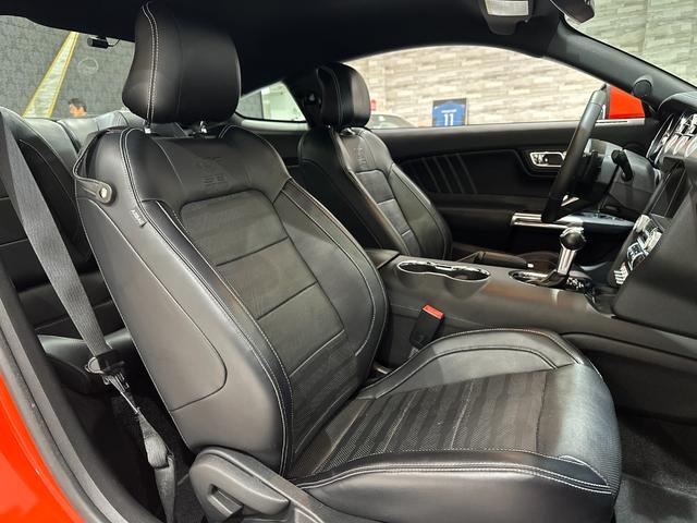 マスタング ５０イヤーズ　エディション　１年保証付／正規ディーラー車／黒革パワーシート／エアシート＆ヒーター／バックカメラ／リアソナー／ＥＴＣ／Ｂｌｕｅｔｏｏｔｈ＆ＵＳＢ／パドルシフト／フォグライト／ＰＵＳＨスタート／純正１９ｉｎｃｈＡＷ（27枚目）