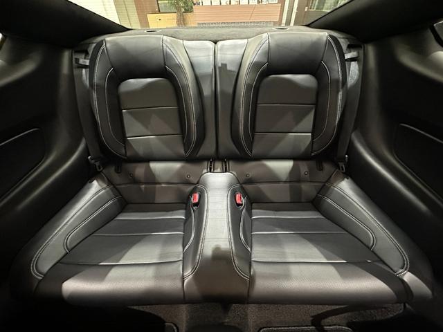 マスタング ５０イヤーズ　エディション　１年保証付／正規ディーラー車／黒革パワーシート／エアシート＆ヒーター／バックカメラ／リアソナー／ＥＴＣ／Ｂｌｕｅｔｏｏｔｈ＆ＵＳＢ／パドルシフト／フォグライト／ＰＵＳＨスタート／純正１９ｉｎｃｈＡＷ（33枚目）