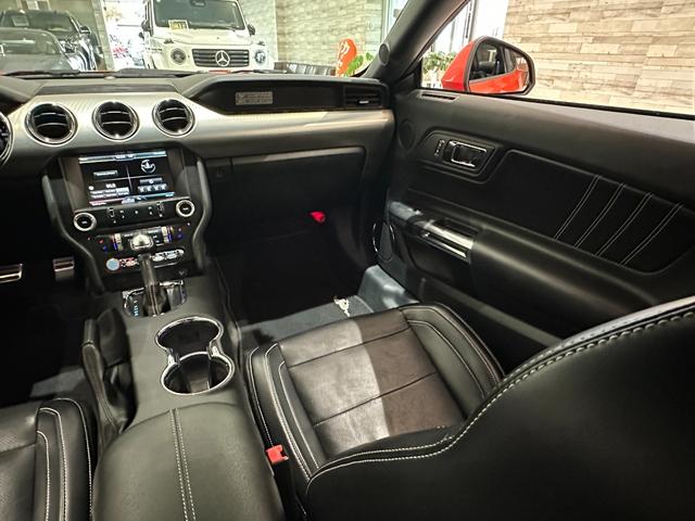 マスタング ５０イヤーズ　エディション　１年保証付／正規ディーラー車／黒革パワーシート／エアシート＆ヒーター／バックカメラ／リアソナー／ＥＴＣ／Ｂｌｕｅｔｏｏｔｈ＆ＵＳＢ／パドルシフト／フォグライト／ＰＵＳＨスタート／純正１９ｉｎｃｈＡＷ（36枚目）