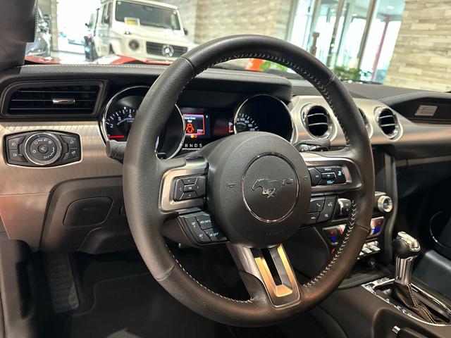 マスタング ５０イヤーズ　エディション　１年保証付／正規ディーラー車／黒革パワーシート／エアシート＆ヒーター／バックカメラ／リアソナー／ＥＴＣ／Ｂｌｕｅｔｏｏｔｈ＆ＵＳＢ／パドルシフト／フォグライト／ＰＵＳＨスタート／純正１９ｉｎｃｈＡＷ（37枚目）