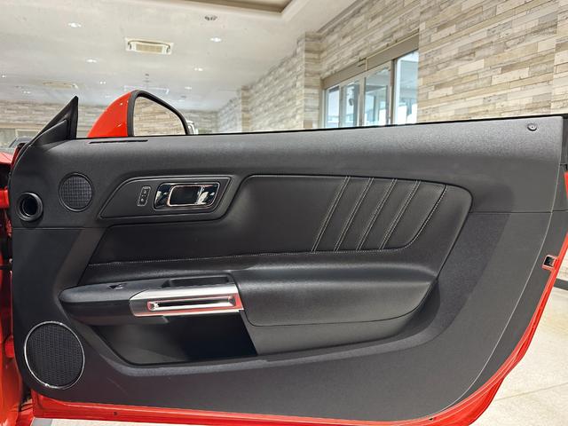 マスタング ５０イヤーズ　エディション　１年保証付／正規ディーラー車／黒革パワーシート／エアシート＆ヒーター／バックカメラ／リアソナー／ＥＴＣ／Ｂｌｕｅｔｏｏｔｈ＆ＵＳＢ／パドルシフト／フォグライト／ＰＵＳＨスタート／純正１９ｉｎｃｈＡＷ（53枚目）