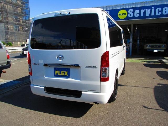 ハイエースバン スーパーGL ダークプライムII ベッドキットパッケージ車・床張り施工済み・ベッドキット・クラシックスタイル丸目ヘッドライト・ナビ・ETC・大型センターコンソールボックス・エンジンルームカバー・RAYS16インチアルミ(2枚目)